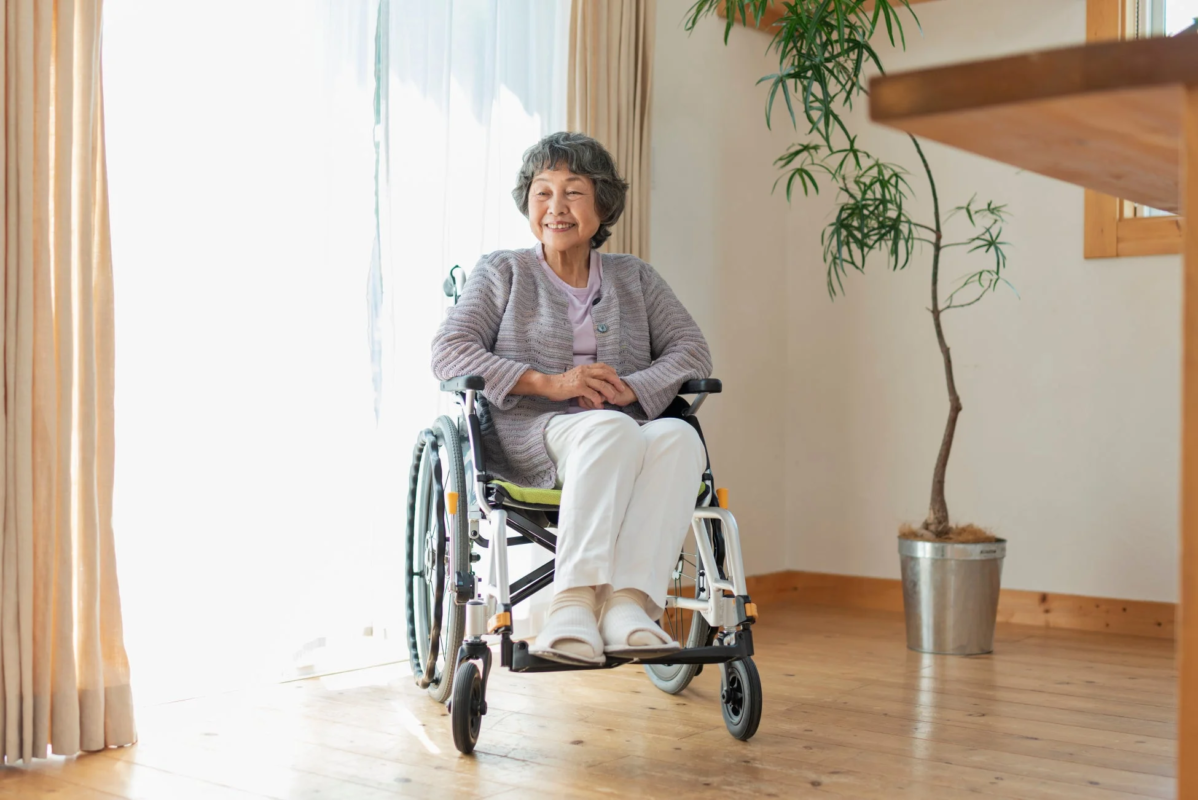 高齢者、車椅子、笑顔、室内