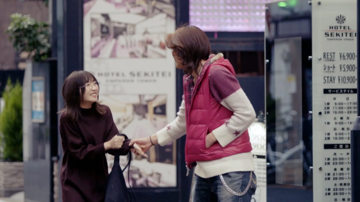 街中で藤縞とりおが話す様子