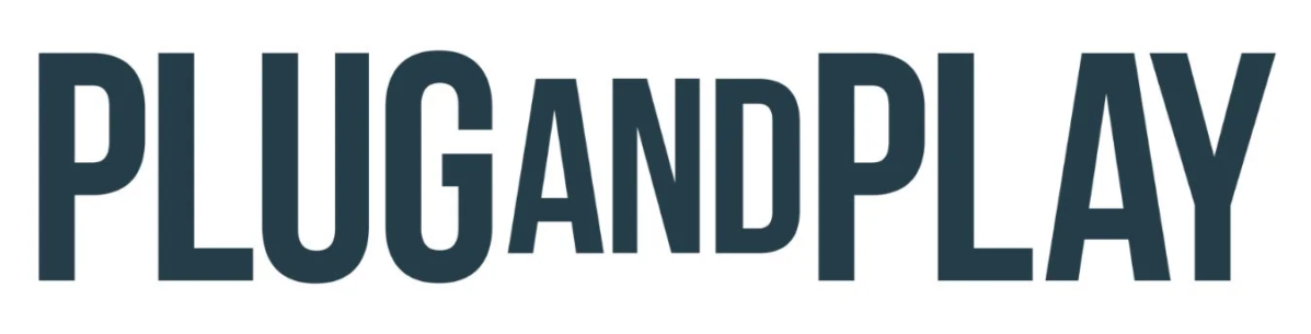 「PLUG AND PLAY」という文字が大きく表示されたロゴ画像