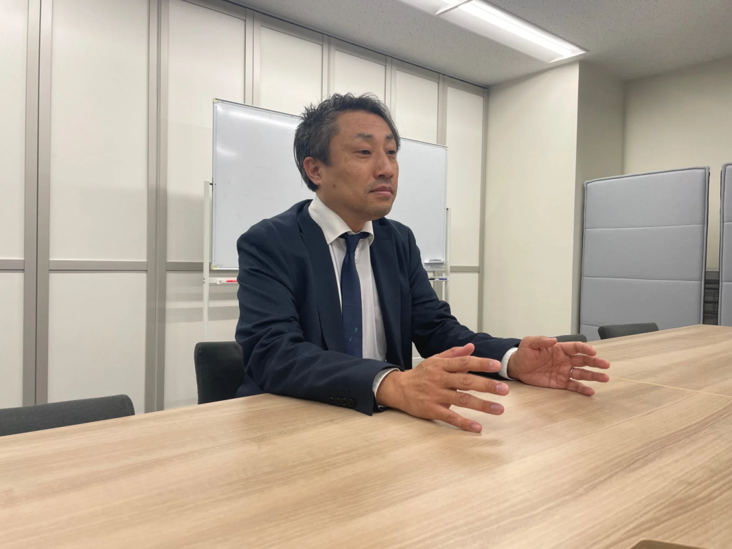 会議室で話す男性