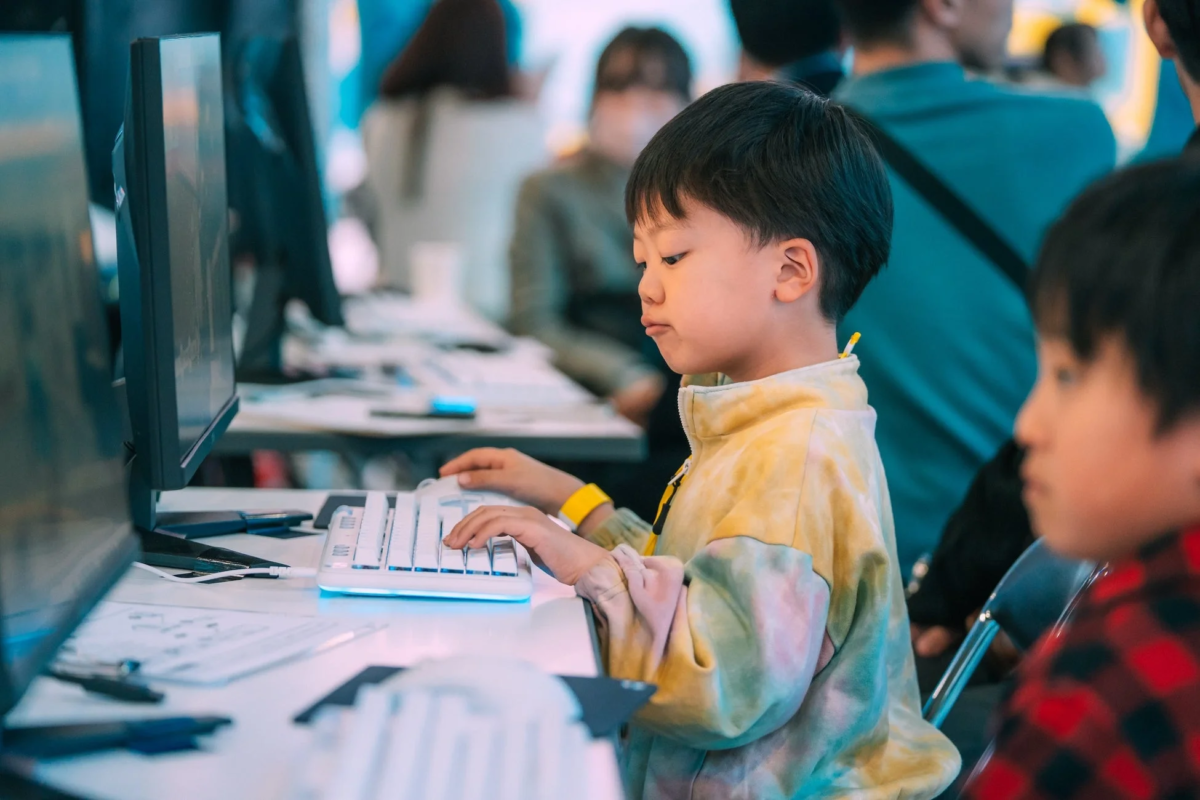 eスポーツ体験ブースでパソコンを操作する子ども