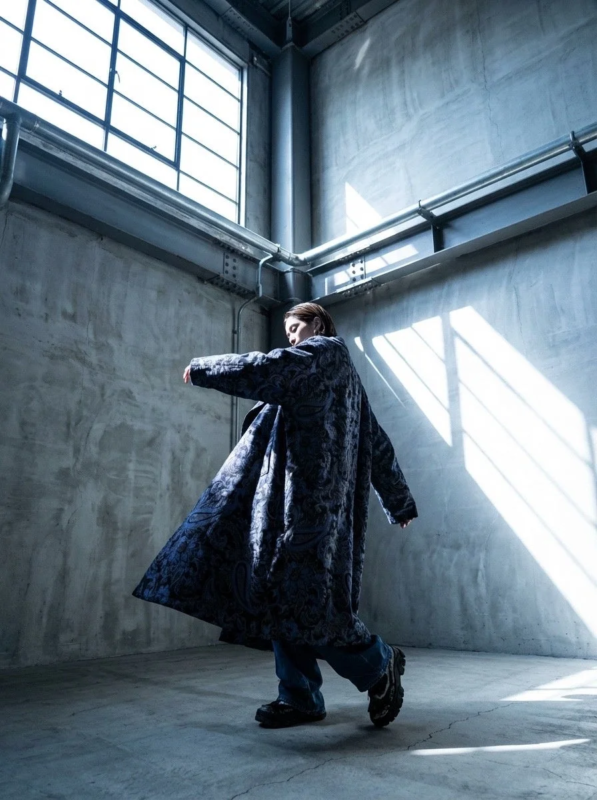 女性,ファッション,コート,ペイズリー柄,デニム,インダストリアル,窓,光,影,ポートレート,ストリートスタイル,冬服,カジュアル,ウォーキング