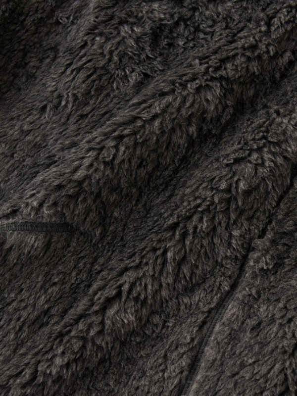 ダークグレーのふわふわとした毛足の長い布地のクローズアップ