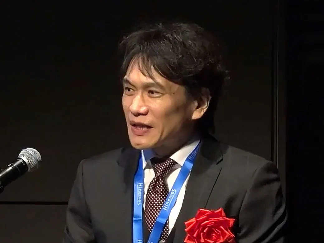 マイクに向かってスピーチするNTTデータ先端技術の大上貴充氏