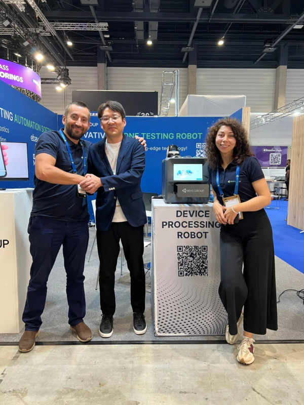 展示会ブースでロボットを囲む人々