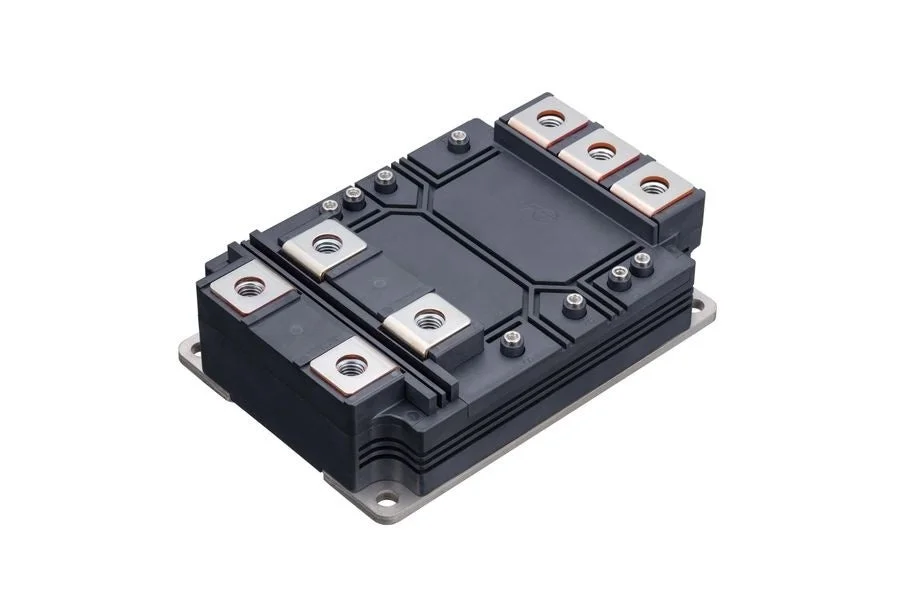 白い背景に置かれた、複数の金属端子を持つ黒い直方体の電子部品です。IGBTモジュールやパワーモジュールとして知られ、産業機器や電気自動車などの電力制御に用いられる半導体デバイスです。