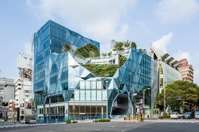 都市の中心部にある、幾何学的なガラス張りの現代建築