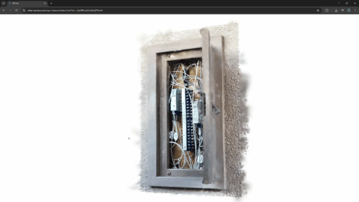 壁に埋め込まれた開いた電気または通信ボックスの画像