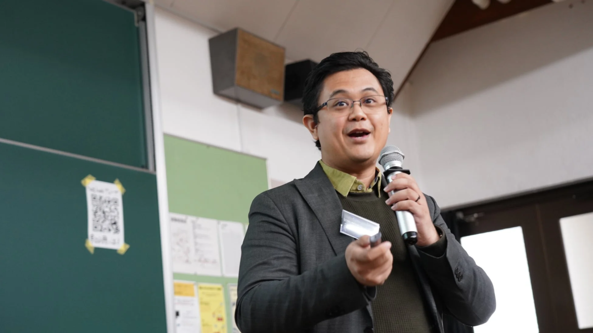 男性、スピーチ、黒板