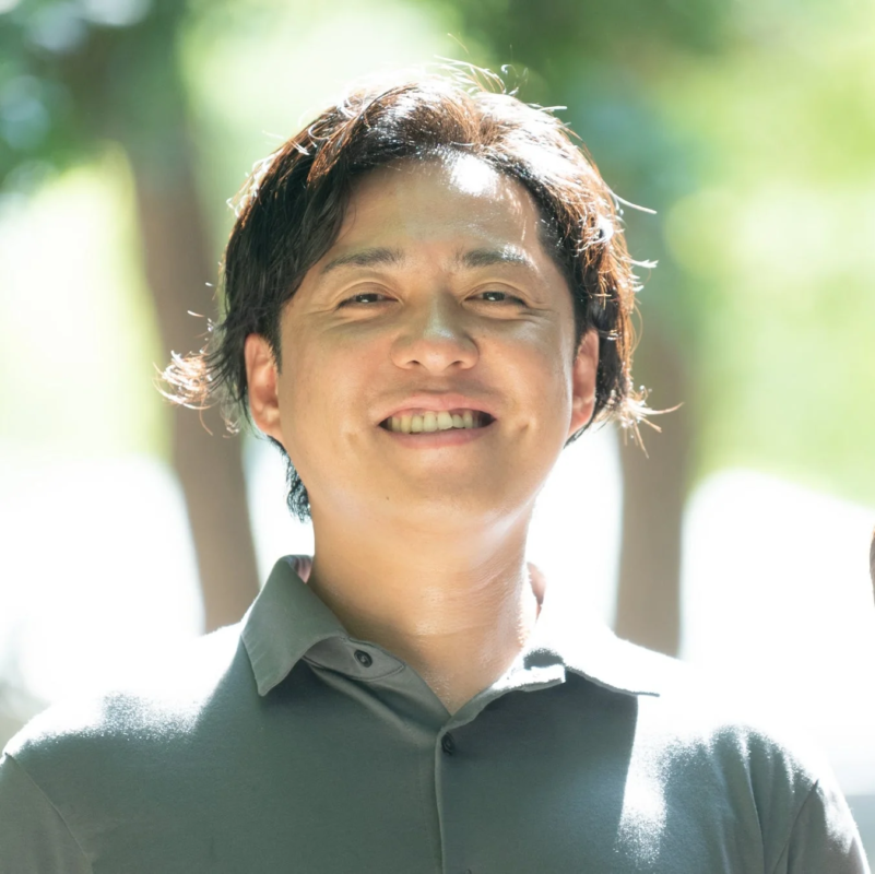 屋外で笑顔を見せる男性のクローズアップポートレート