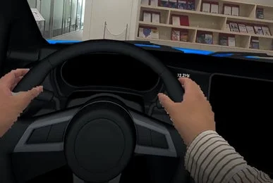 ドライバー視点から見た車のハンドルを握る手の様子