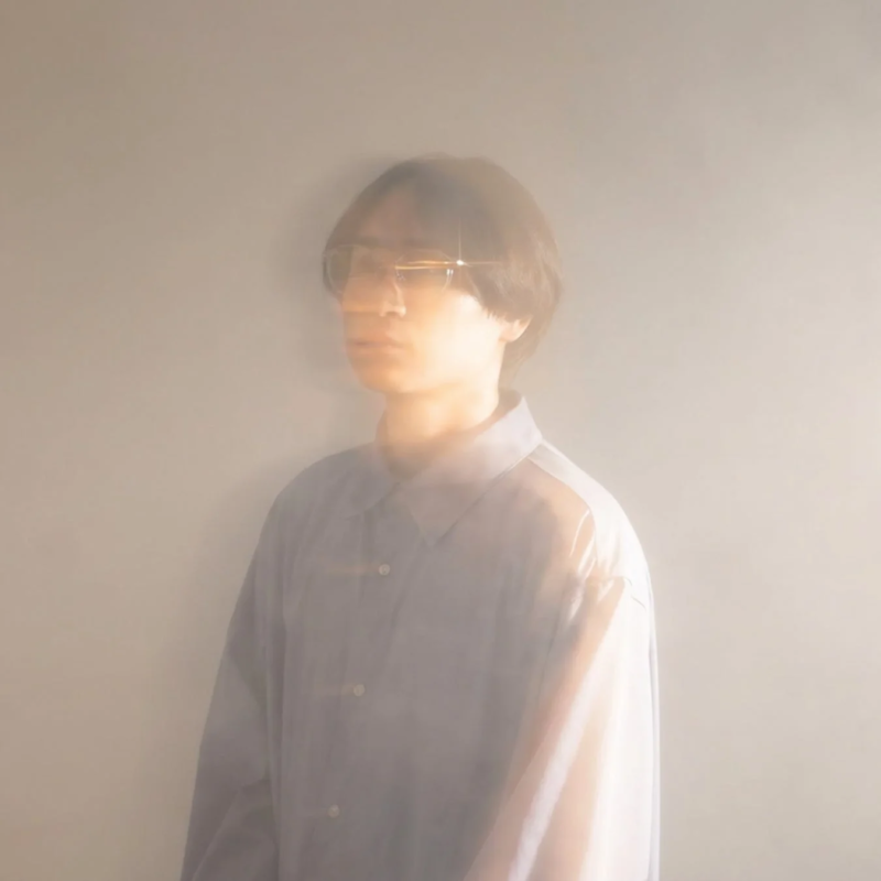 メガネをかけた人物のポートレート