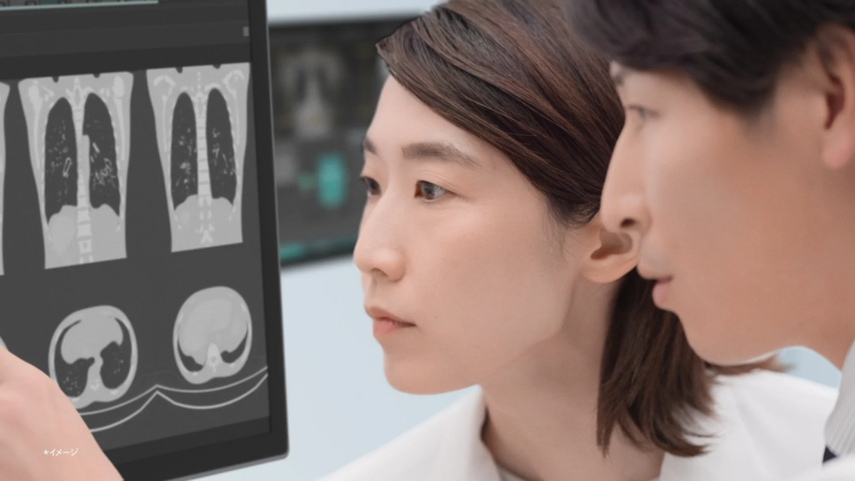 モニターに表示された肺のCTスキャン画像を確認する医療従事者