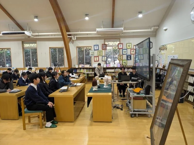 授業の様子：グループで議論する生徒たち