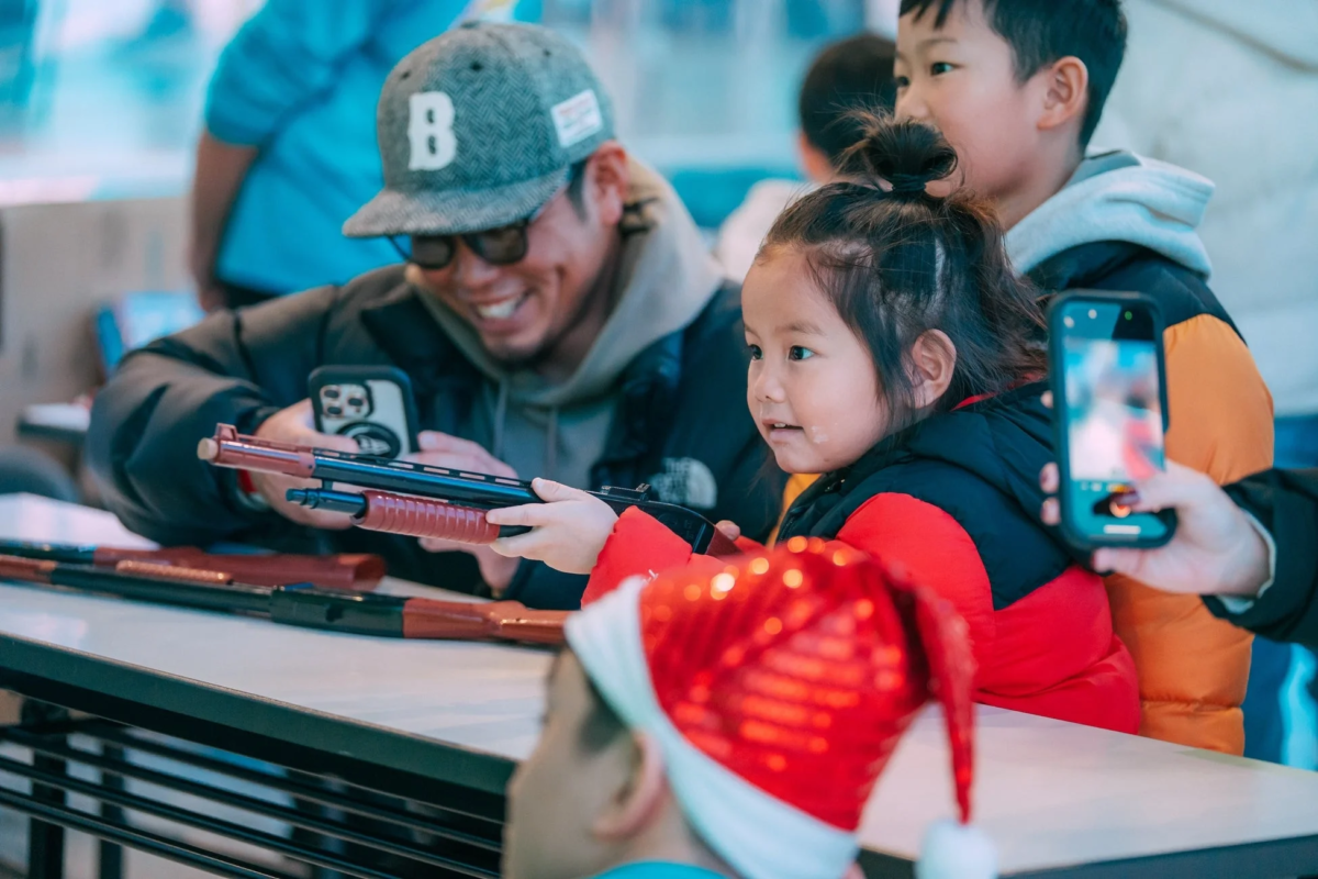 縁日ブースで遊ぶ家族
