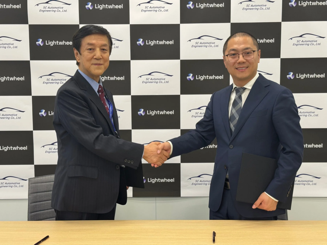 LightwheelとSCオートモーティブエンジニアリングのビジネスマンが握手