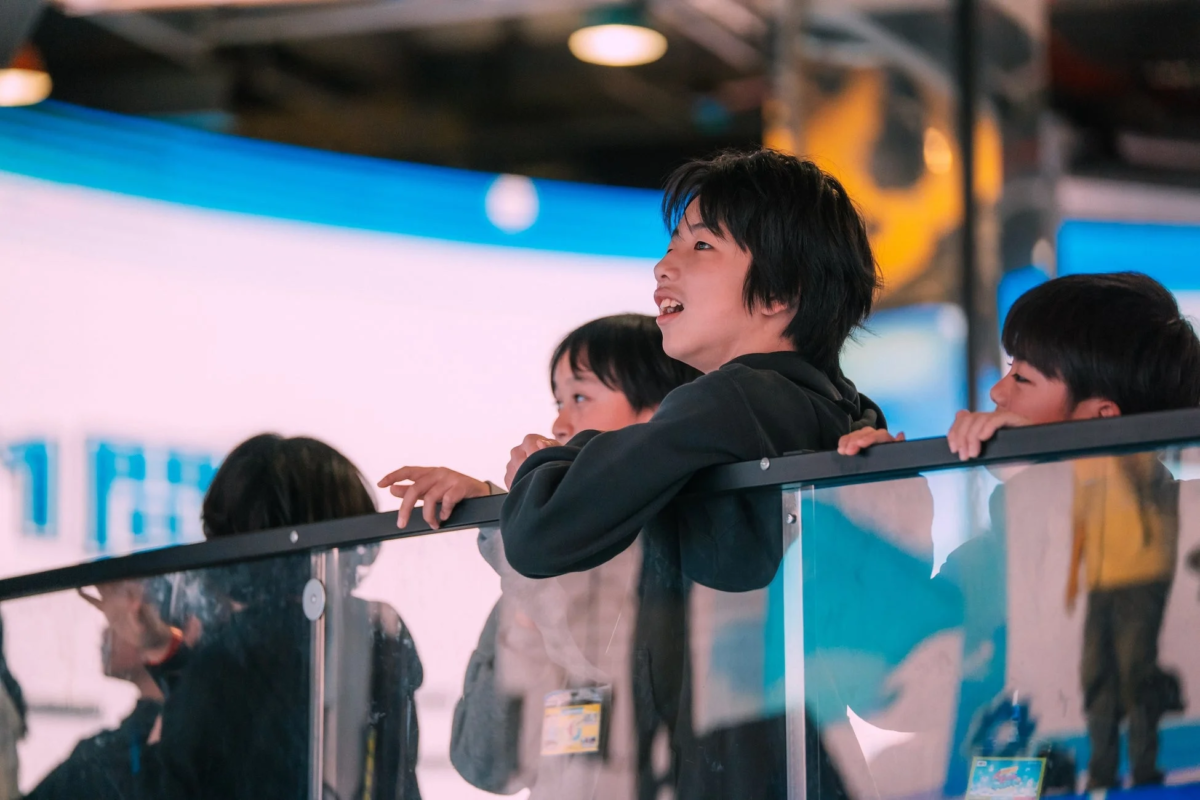 インフルエンサーファンミーティングを見つめる子どもたち