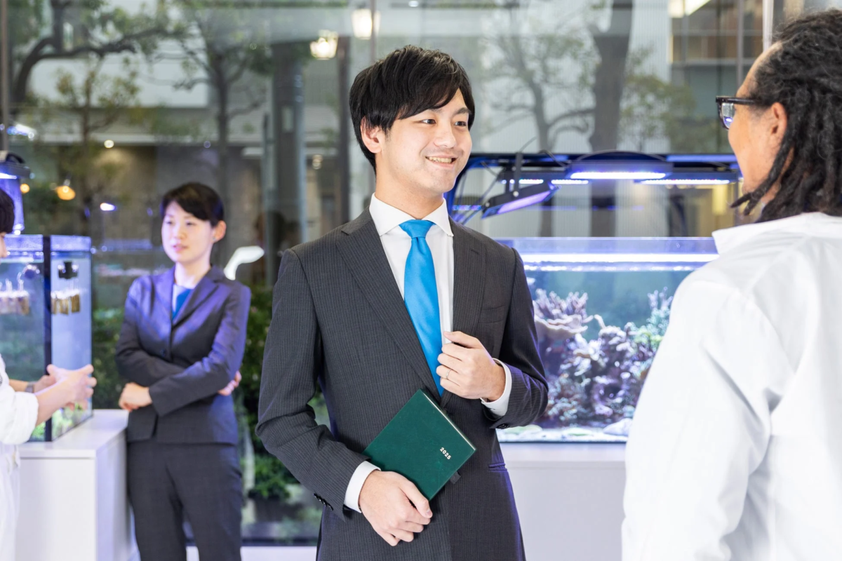 ビジネスシーンで会話する男性