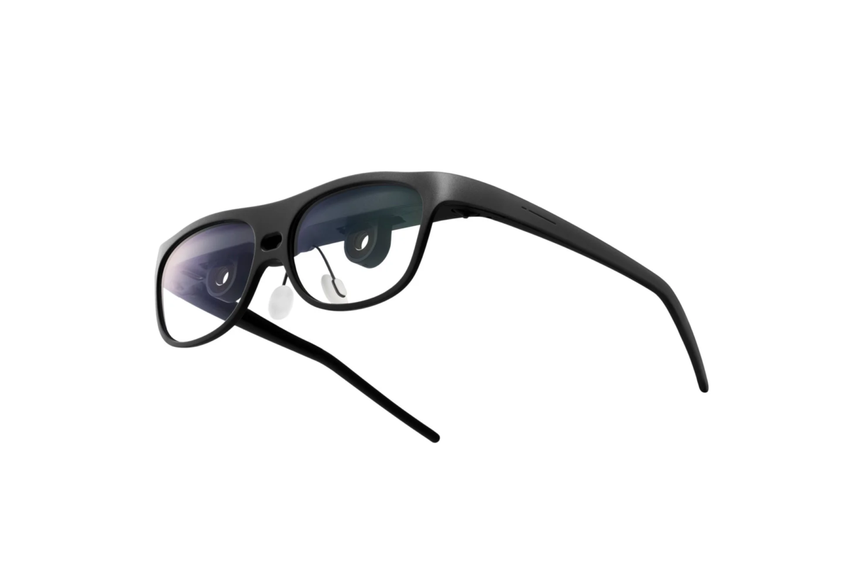 白い背景に置かれた黒いスマートグラス