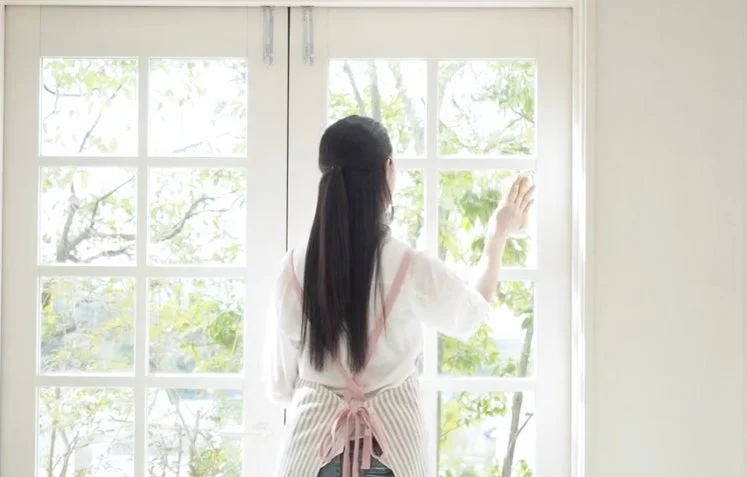 窓を拭く女性