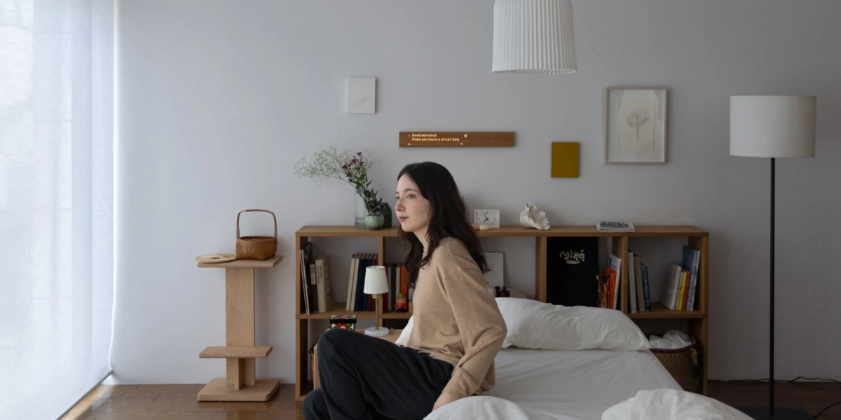 ベッドに座る女性のポートレート