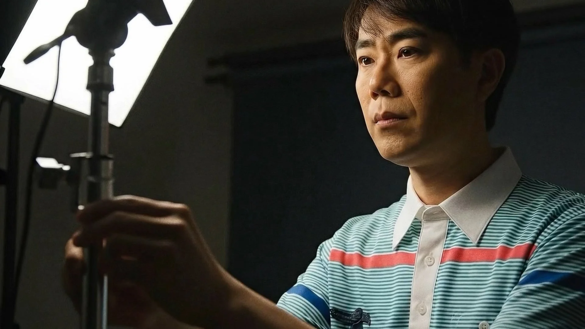 照明機材を調整する男性