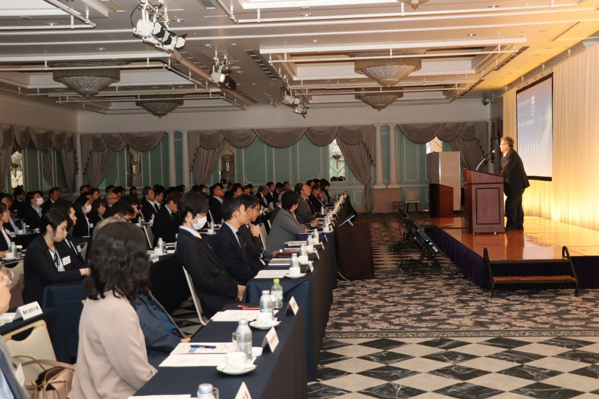 広々とした会場で講演を聞く参加者たち