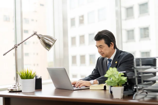 オフィスで仕事をするビジネスマン