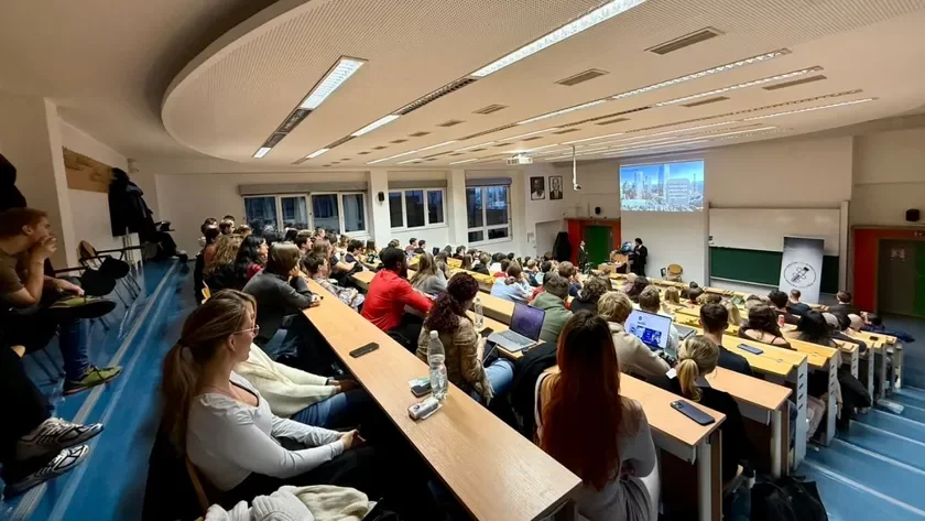 公式講演の様子