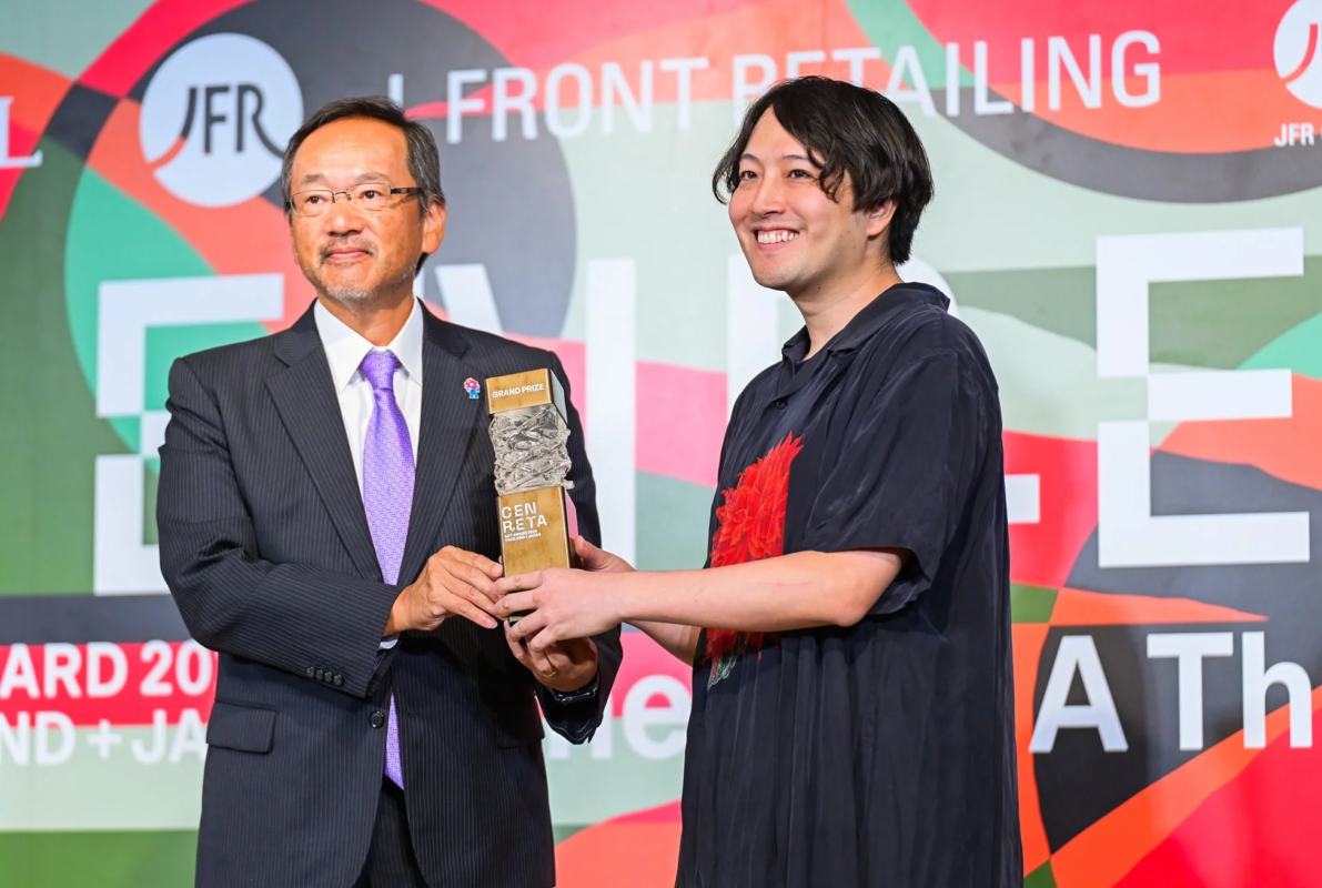 表彰式,授賞式,トロフィー,笑顔,ビジネス,イベント,男性,受賞,成功,祝賀