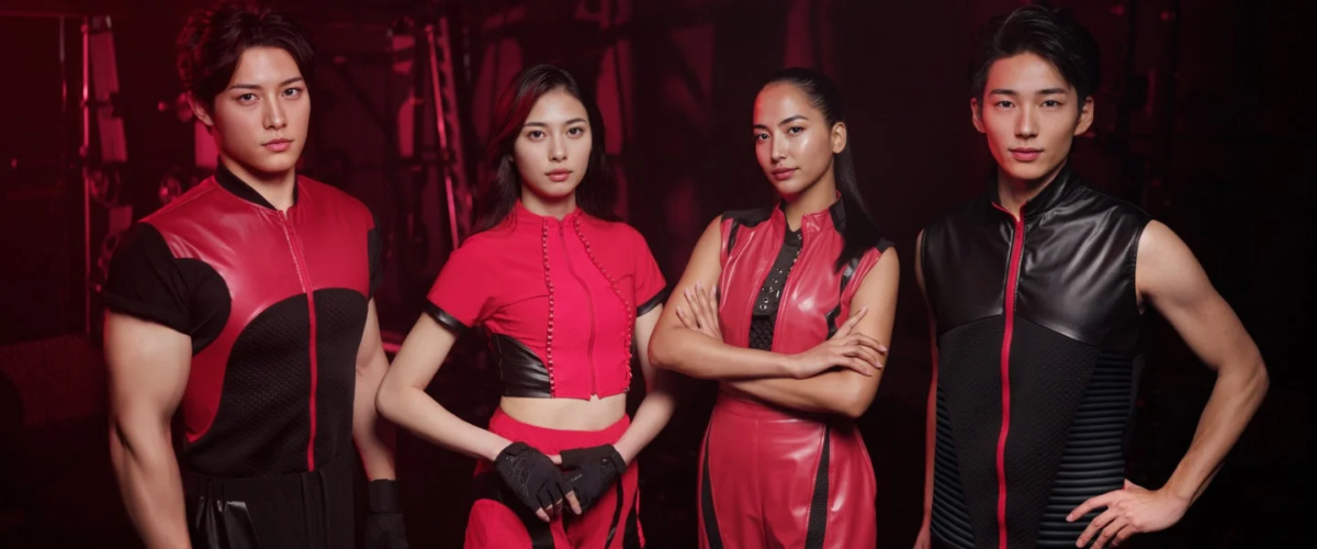 赤と黒の未来的な衣装を身につけた4人の日本人モデル