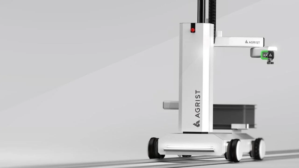 白いボディを持つ農業用ロボットが写っている。車輪で移動し、アームの先端にはセンサーが搭載されており、スマート農業における自動化や収穫作業への活用が期待される。