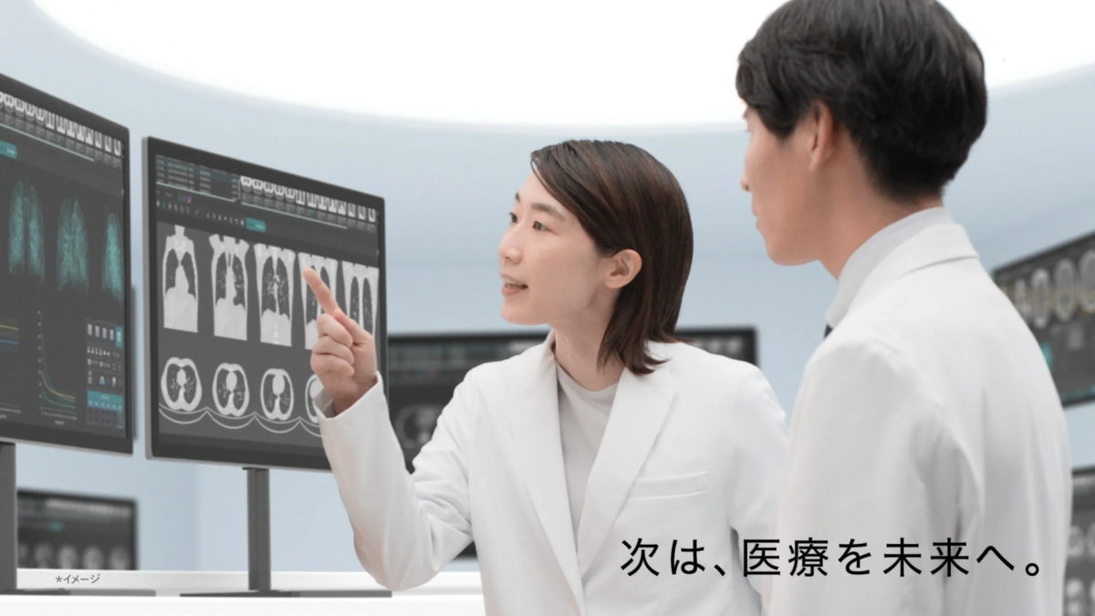 複数のモニターで医療画像について議論する医療従事者