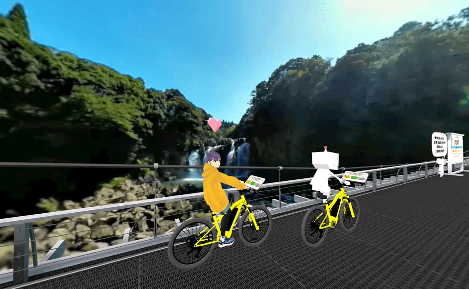 バーチャル空間のような風景で、アバターがE-BIKEに乗って滝と緑豊かな山々が見える橋を渡っています。青空の下、ピンクのハートが浮かび、観光情報やレンタサイクルを示す看板が見えます。