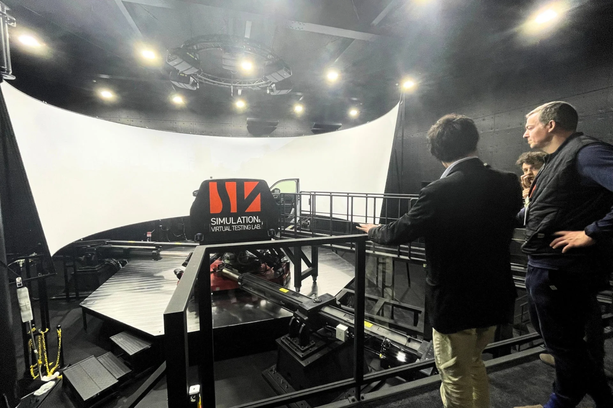 巨大な湾曲スクリーンと車両シミュレーション装置