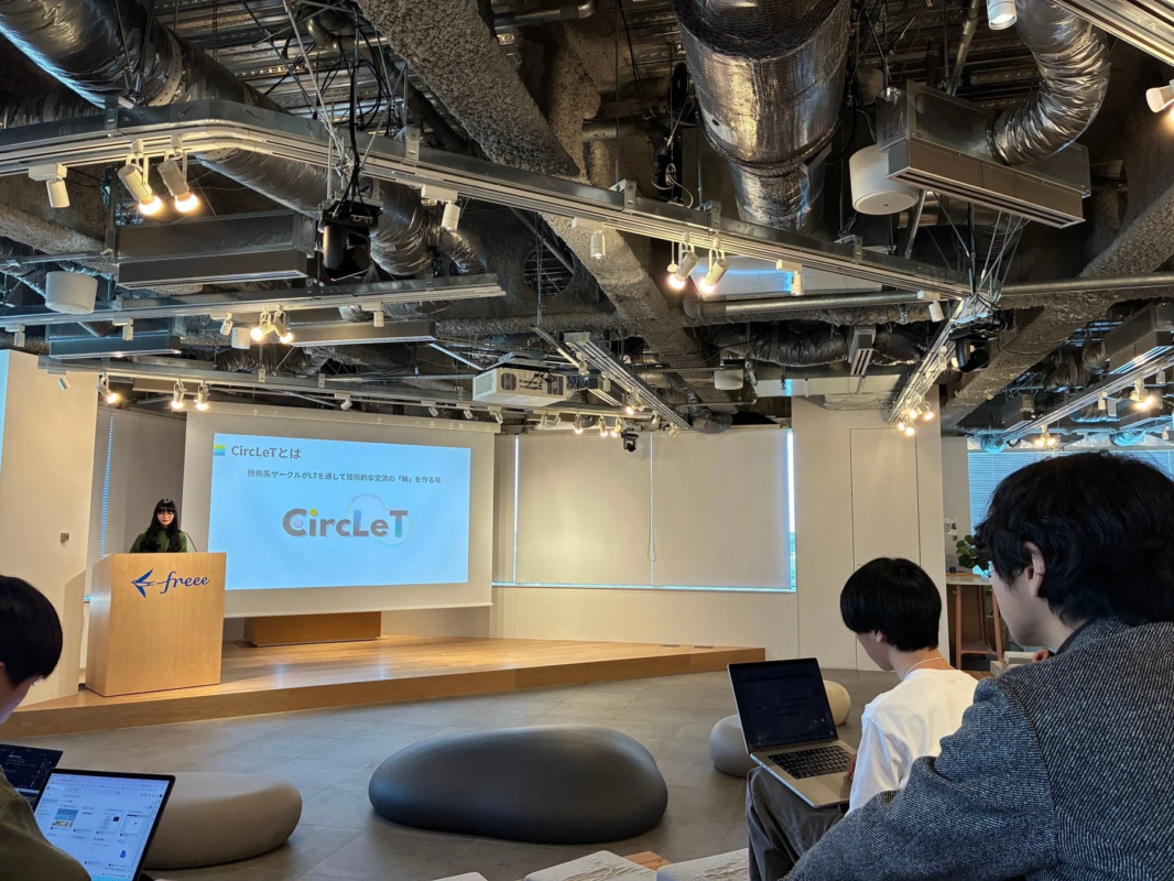 freeeのオフィスで行われているプレゼンテーションの様子
