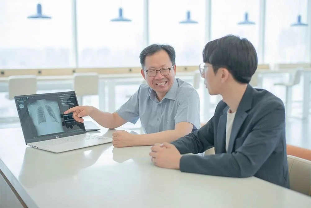 ノートパソコンでX線画像を見る男性たち