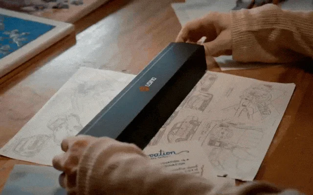 デスクで書類をスキャンする様子