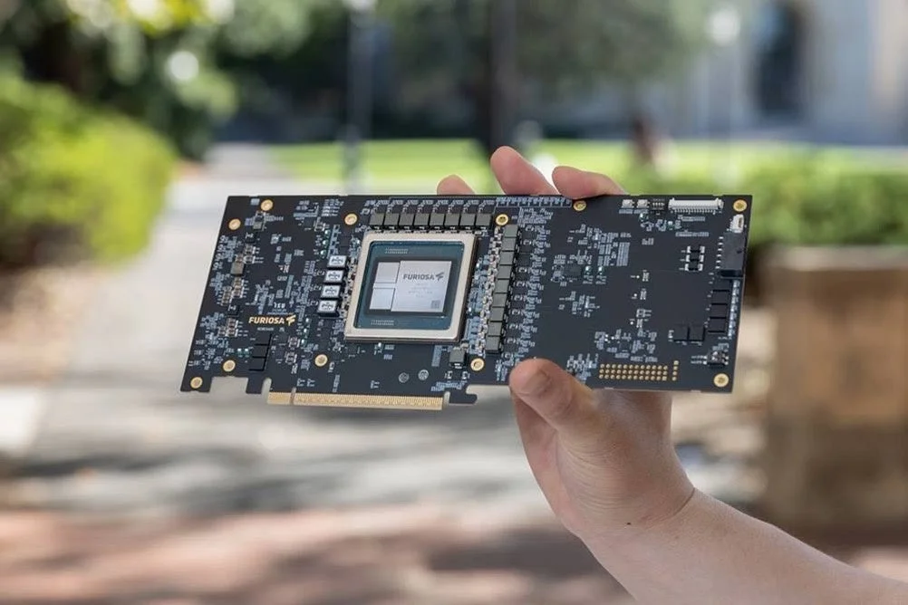 FuriosaAIのNPUチップが搭載された電子基板
