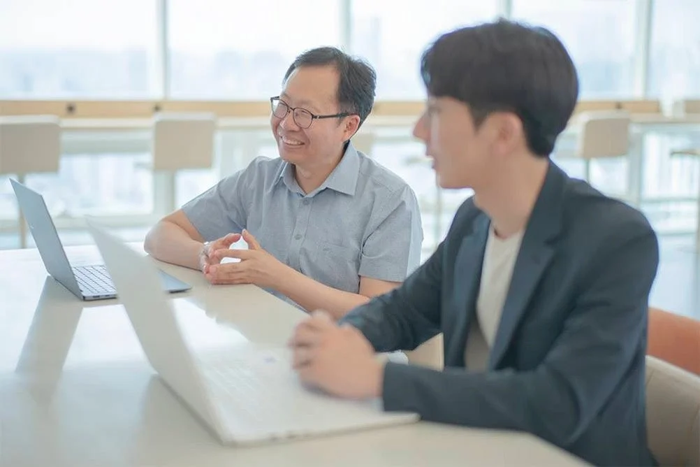 和やかに会話するビジネスパーソン