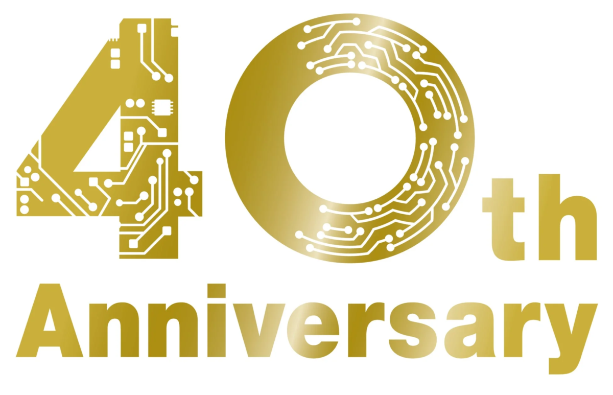 金色で「40th Anniversary」と書かれたロゴマークです。数字の「40」は回路基板のような模様でデザインされており、技術や革新に関連する40周年記念を示唆しています。