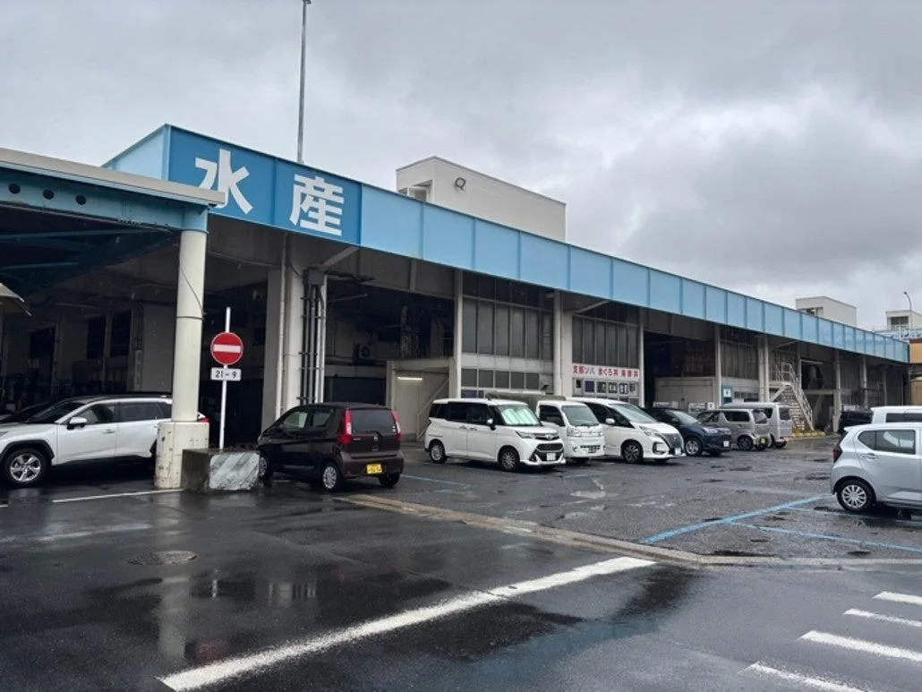 水産施設と多くの車が駐車している様子