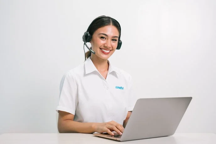 ヘッドセットをつけた女性教師