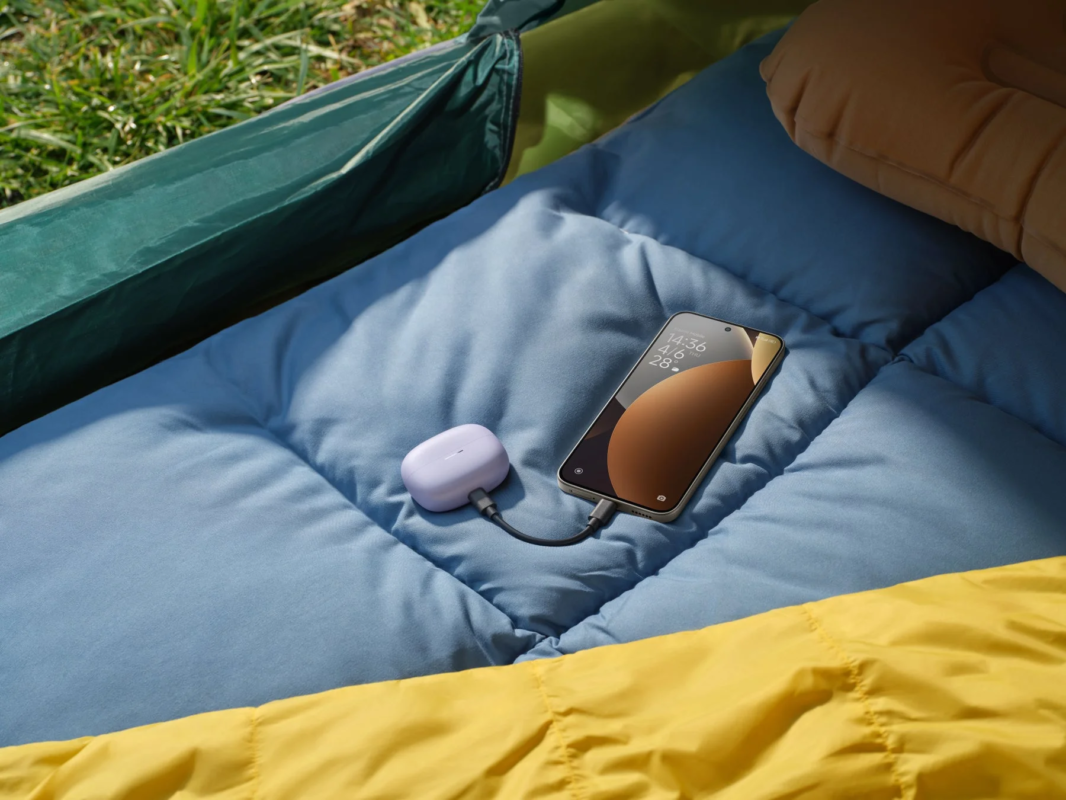 キャンプで充電中のスマートフォン