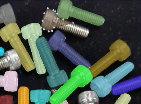 様々な色のネジやボルト