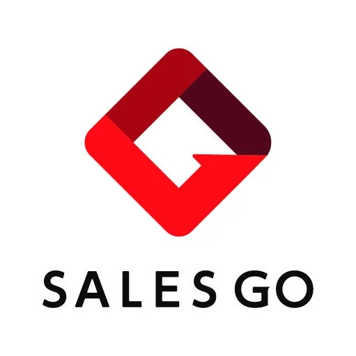 白い背景に「SALES GO」というテキストと、赤と濃い赤を基調とした菱形の抽象的なロゴが配置されています。ロゴは推進や動きを連想させるデザインです。