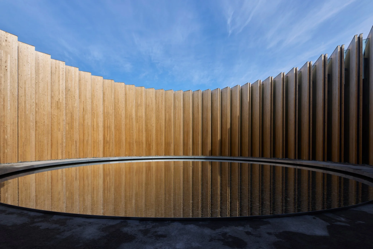 木材と水面の空間