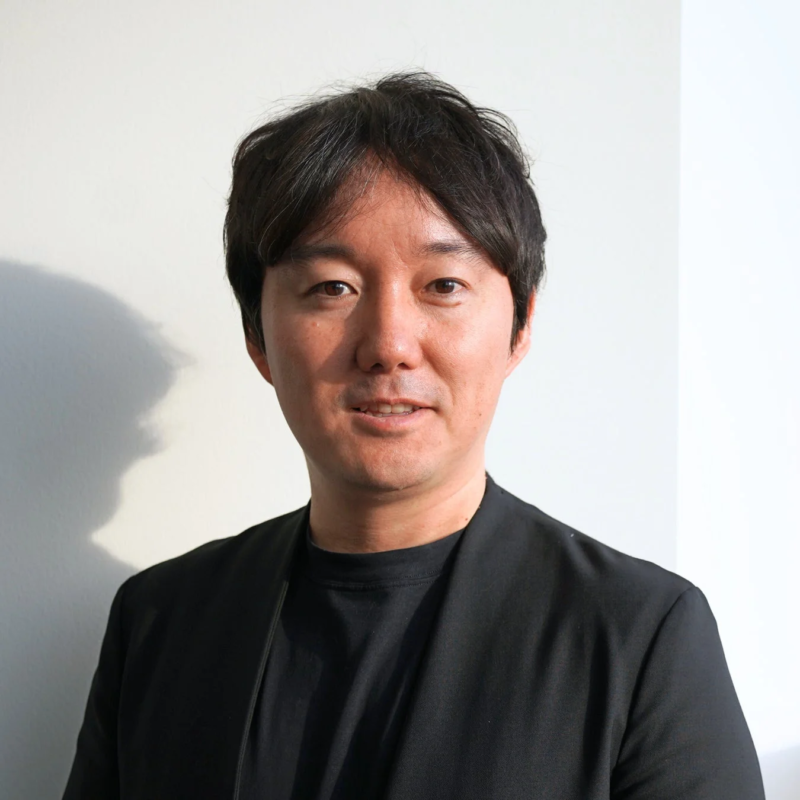 白を背景に微笑む令和トラベル代表取締役 篠塚 孝哉氏