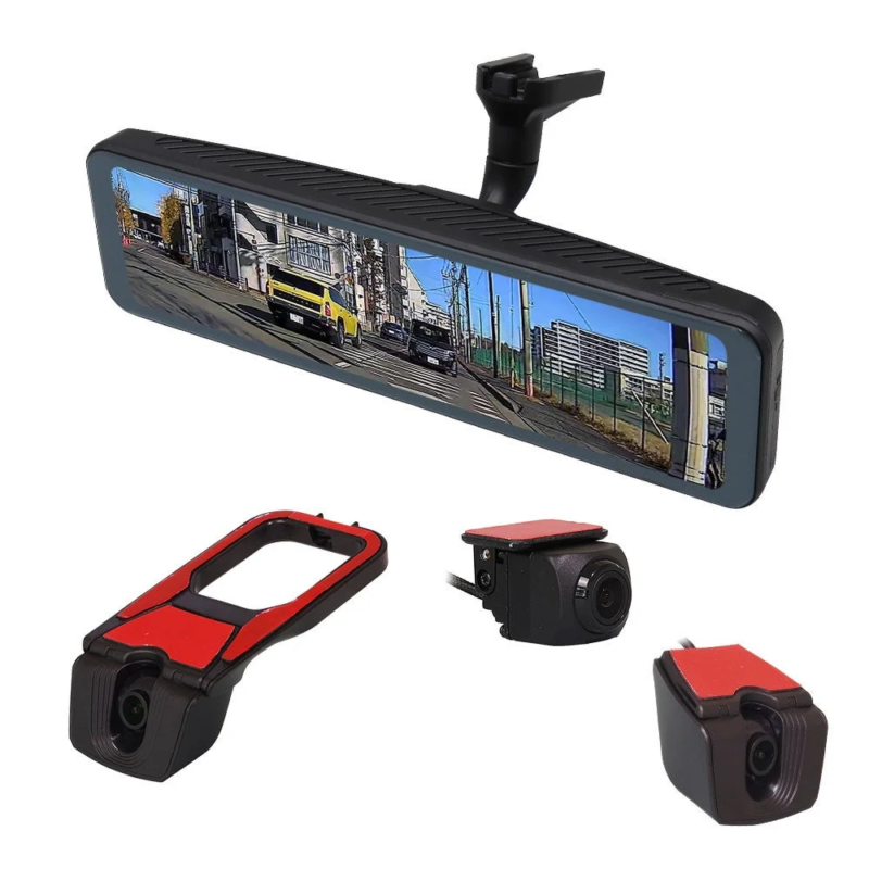 車載用のドライブレコーダーシステムが写っています。ルームミラー型のメインユニットには道路の映像が表示されており、その他に2つの小型カメラが付属しています。