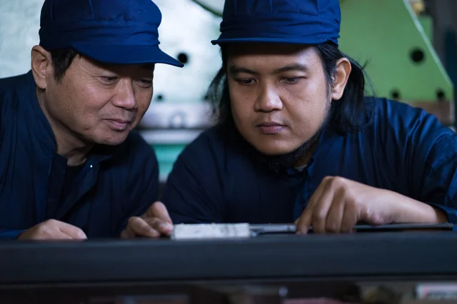 工場で作業する男性二人